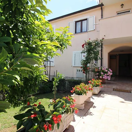 Charmantes Mit Privatem Balkon, Klima, Grill, Wifi, Nur Wenige Minuten Zum Apartmán Poreč