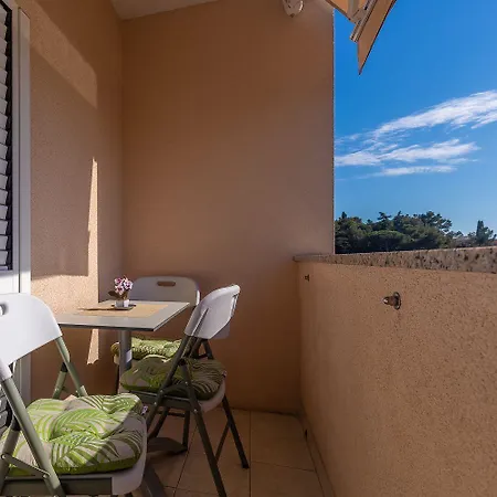 Appartement Charmantes Mit Privatem Balkon, Klima, Grill, Wifi, Nur Wenige Minuten Zum Poreč