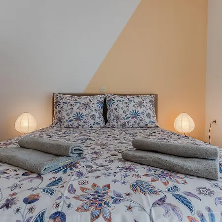 Apartment Charmantes Mit Privatem Balkon, Klima, Grill, Wifi, Nur Wenige Minuten Zum Poreč