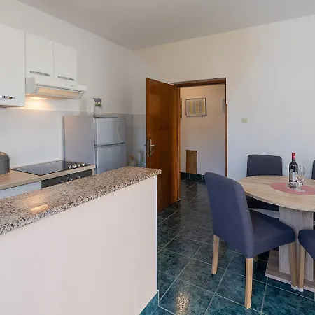 Charmantes Mit Privatem Balkon, Klima, Grill, Wifi, Nur Wenige Minuten Zum Poreč