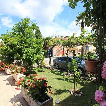 Charmantes Mit Privatem Balkon, Klima, Grill, Wifi, Nur Wenige Minuten Zum Poreč