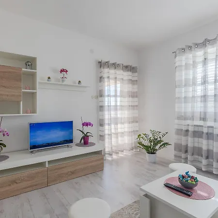Charmantes Mit Privatem Balkon, Klima, Grill, Wifi, Nur Wenige Minuten Zum * 포레치