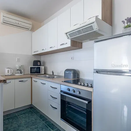 아파트 Charmantes Mit Privatem Balkon, Klima, Grill, Wifi, Nur Wenige Minuten Zum *